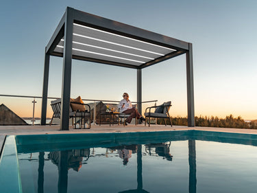 PERGOLUX Skydance S2 Pergola PERGOLUX Anthrazit Pergola mit weißem Lamellendach 3x4m