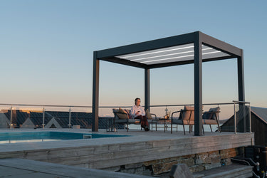 PERGOLUX Skydance S2 Pergola PERGOLUX Anthrazit Pergola mit weißem Lamellendach 4x4m